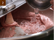 国産豚肉を氷で冷やしながら機械で練っていきます